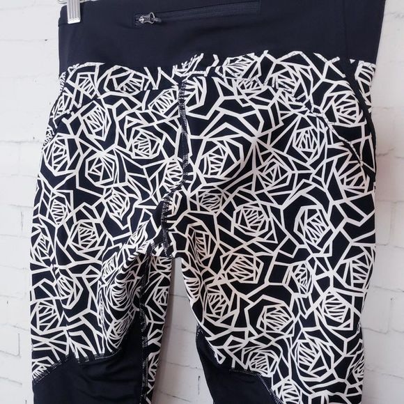 Lululemon Real Quick Crop Posie Black White Floral Size 6 Luxtreme Pockets - Picture 5 of 11